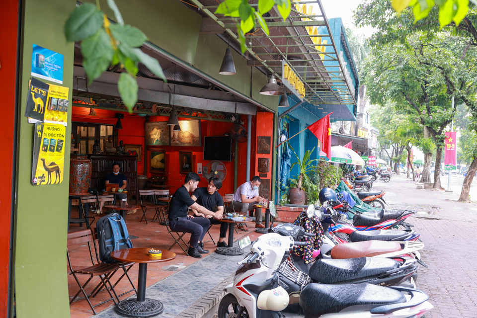 Các cửa hàng cà phê trên phố Tô Hiệu cũng ghi nhận tình trạng khách thưa thớt. (Ảnh: Minh Sơn/Vietnam+)