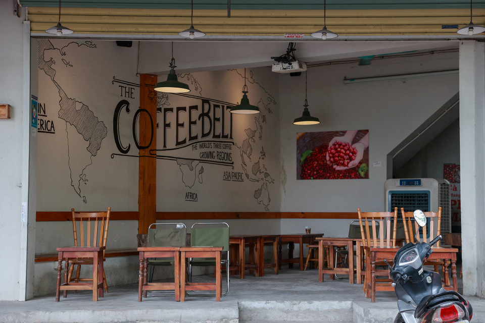 Mặc dù vẫn mở cửa cho đến 12 giờ trưa nhưng nhiều hàng cà phê thậm chí không có nổi một khách. (Ảnh: Minh Sơn/Vietnam+)