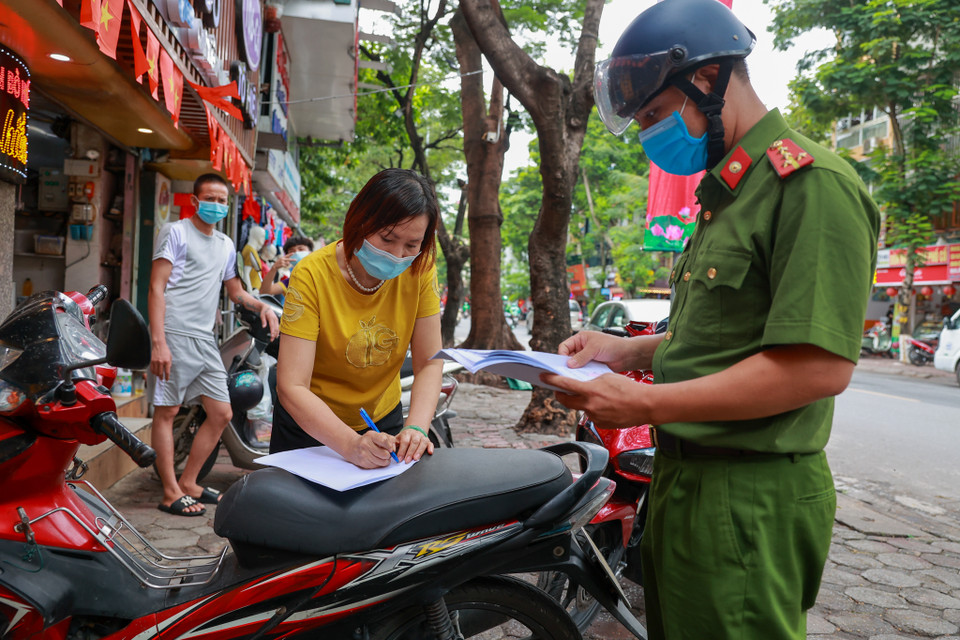 Lực lượng công an phường cũng ra quân tiến hành nhắc nhở đồng thời tuyên truyền các chủ quán ăn, cà phê, salon tóc, gội đầu thực hiện nghiêm túc quy định của thành phố. (Ảnh: Minh Sơn/Vietnam+)