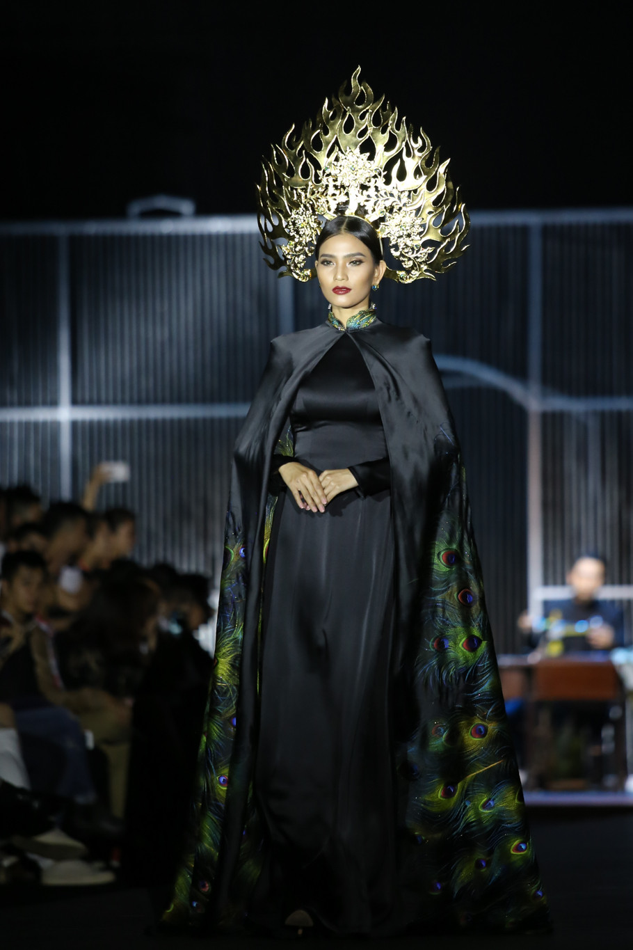  Trương Thị May góp mặt với vai trò người mẫu chính trình diễn bộ sưu tập Mộc của nhà thiết kế Đinh Văn Thơ. (Ảnh: Minh Sơn/Vietnam+)