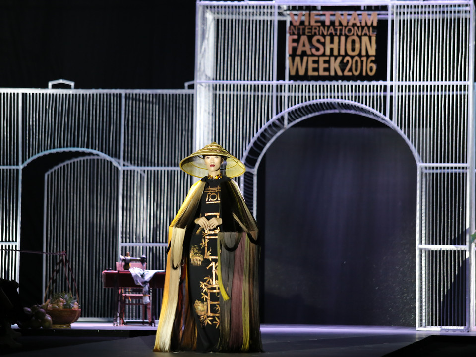 Trong đêm thứ 3 Tuần lễ thời trang quốc tế Việt Nam 2016, nhà thiết kế Đinh Văn Thơ đã mang đến cho khán giả bộ sưu tập Mộc với những tà áo dài hết sức tinh tế. (Ảnh: Minh Sơn/Vietnam+)