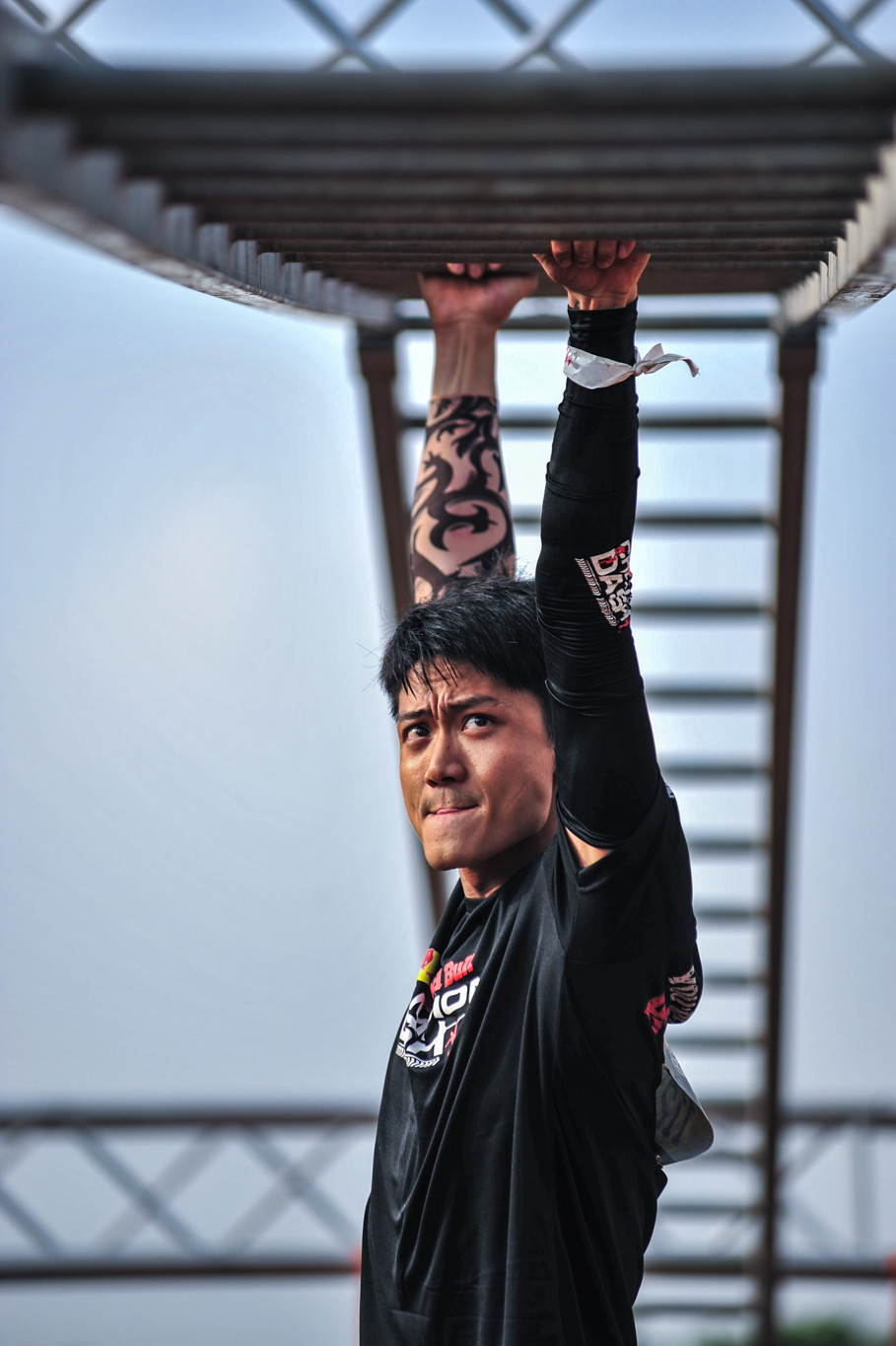 Ngay cả những người khỏe mạnh nhất cũng phải e dè vì nếu không cẩn thận sẽ bị rơi xuống bất cứ lúc nào. (Ảnh: Minh Sơn/Vietnam+)