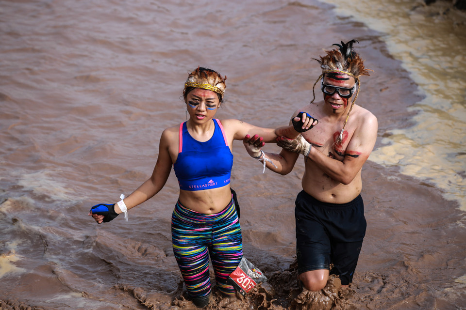 Ban tổ chức đã khéo léo sắp xếp cho các thử thách liên hoàn nối tiếp nhau. Người chơi phải vận dụng mọi loại cơ bắp và sự khéo léo để vượt qua. (Ảnh: Minh Sơn/Vietnam+)