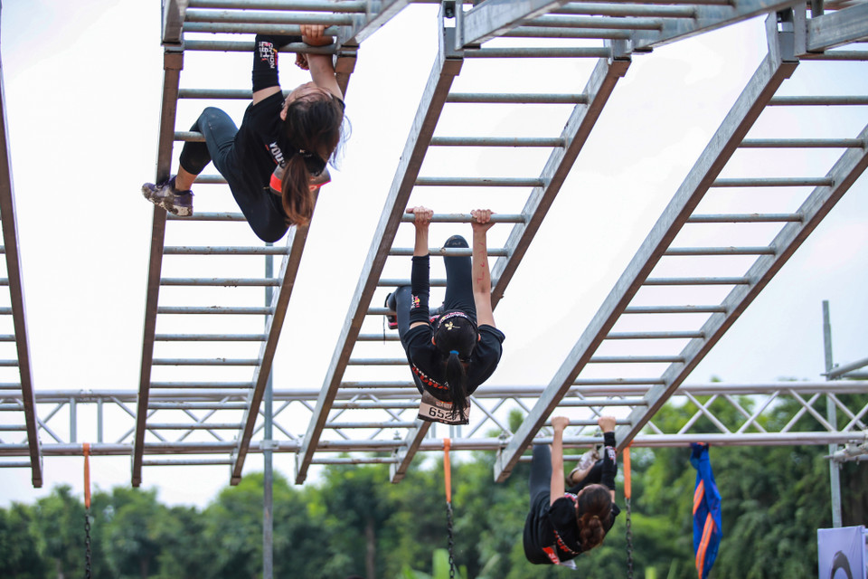 Đu người qua hồ nước là một trong những chướng ngại vật thử thách độ 'lỳ' của người chơi. (Ảnh: Minh Sơn/Vietnam+)