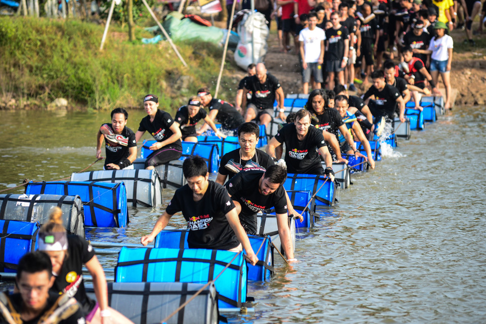 Thử thách ‘Vượt sông bằng cầu phao’. (Ảnh: Minh Sơn/Vietnam+)