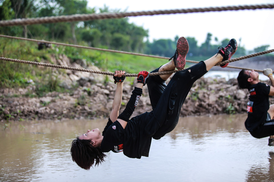 Màn đu dây qua sông thử thách độ khéo léo cũng như bền bỉ của người chơi. Rất nhiều người đã ngã xuống sông vì không vượt qua chướng ngại vật này. (Ảnh: Minh Sơn/Vietnam+)
