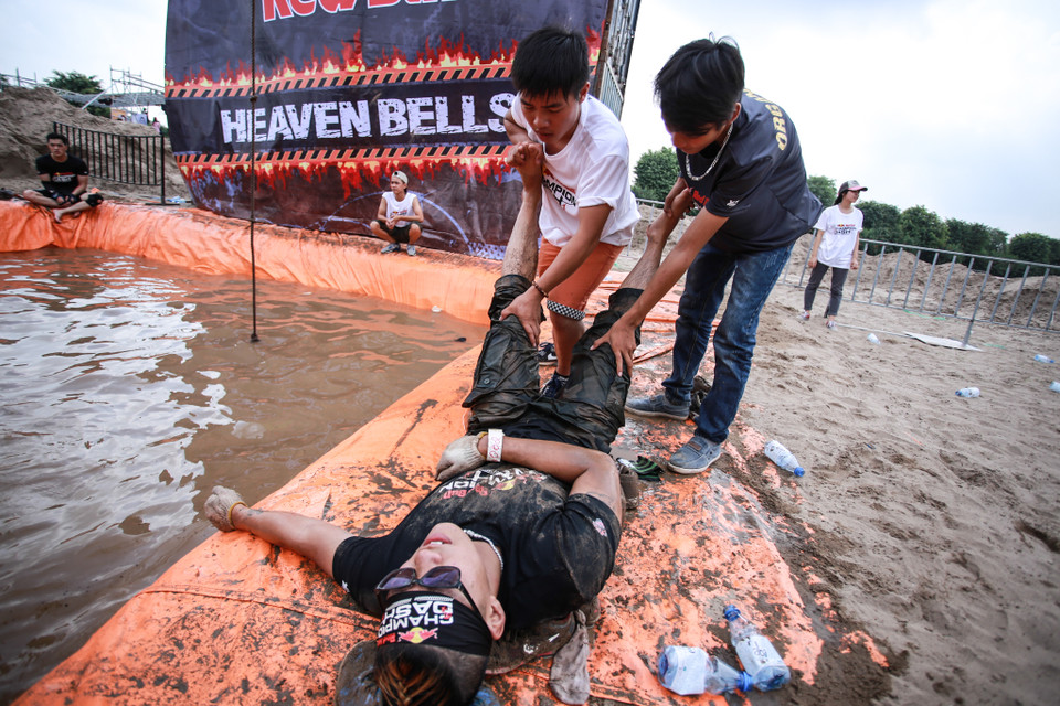 Một số thí sinh bị chuột rút được ban tổ chức nhiệt tình hỗ trợ. (Ảnh: Minh Sơn/Vietnam+)