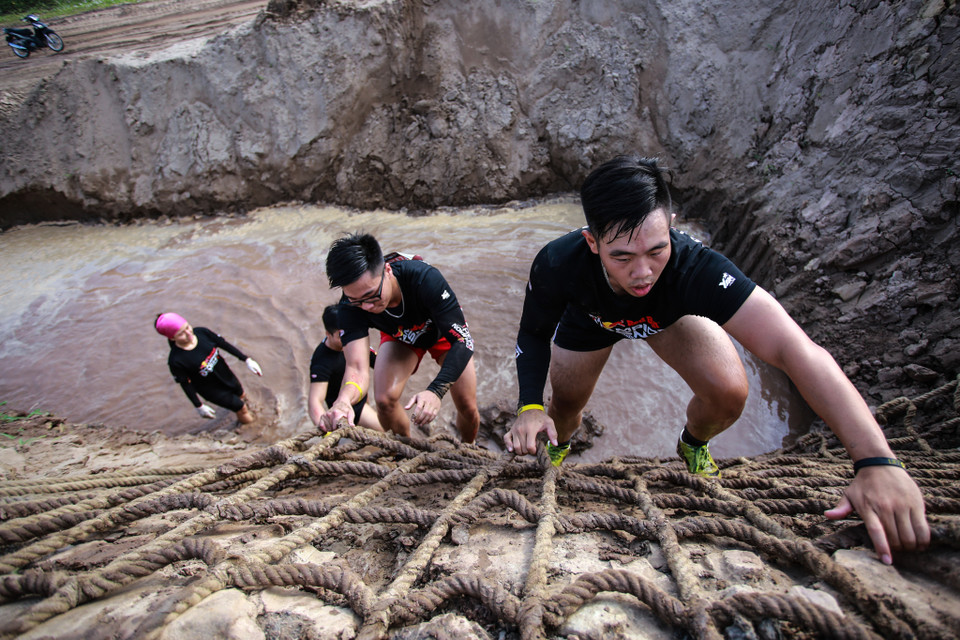 Thử thách lội bùn không khó khăn nhưng rất nhiều bạn trẻ lấm lem từ đầu đến chân. (Ảnh: Minh Sơn/Vietnam+)