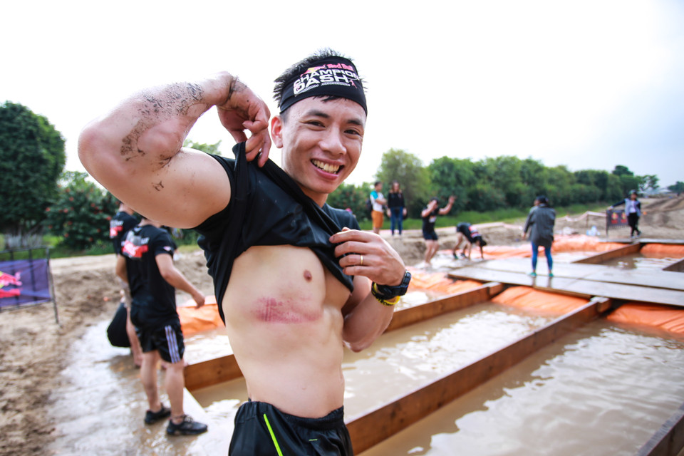 Một thí sinh khoe vết hằn đỏ ở lườn khi tham gia thử thách. (Ảnh: Minh Sơn/Vietnam+)