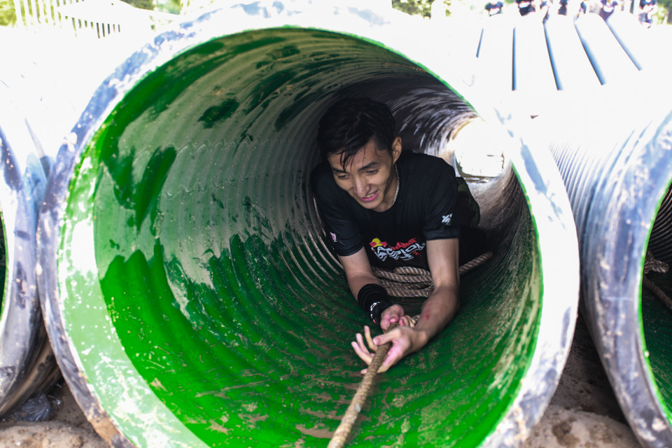 Chui qua đường ống nước, một trong những chướng ngại vật ‘dễ ăn’ nhất của cuộc thi. (Ảnh: Minh Sơn/Vietnam+) 