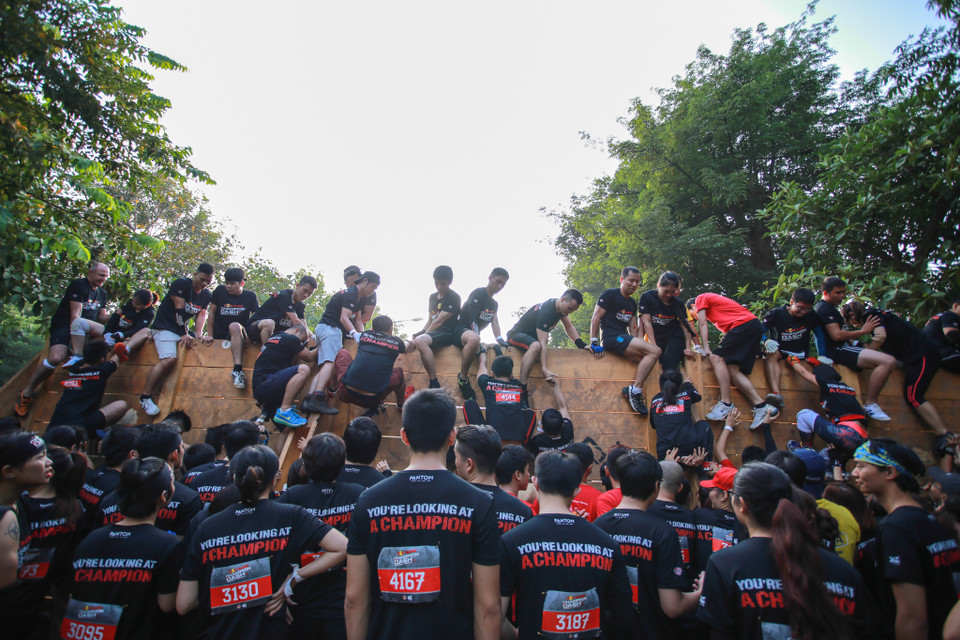 Thử thách đầu tiên là leo qua một bức tường cao khoảng 3,5m. Đây là một trong những thử thách tốn nhiều sức và yếu tố đồng đội được đặt lên hàng đầu. (Ảnh: Minh Sơn/Vietnam+)