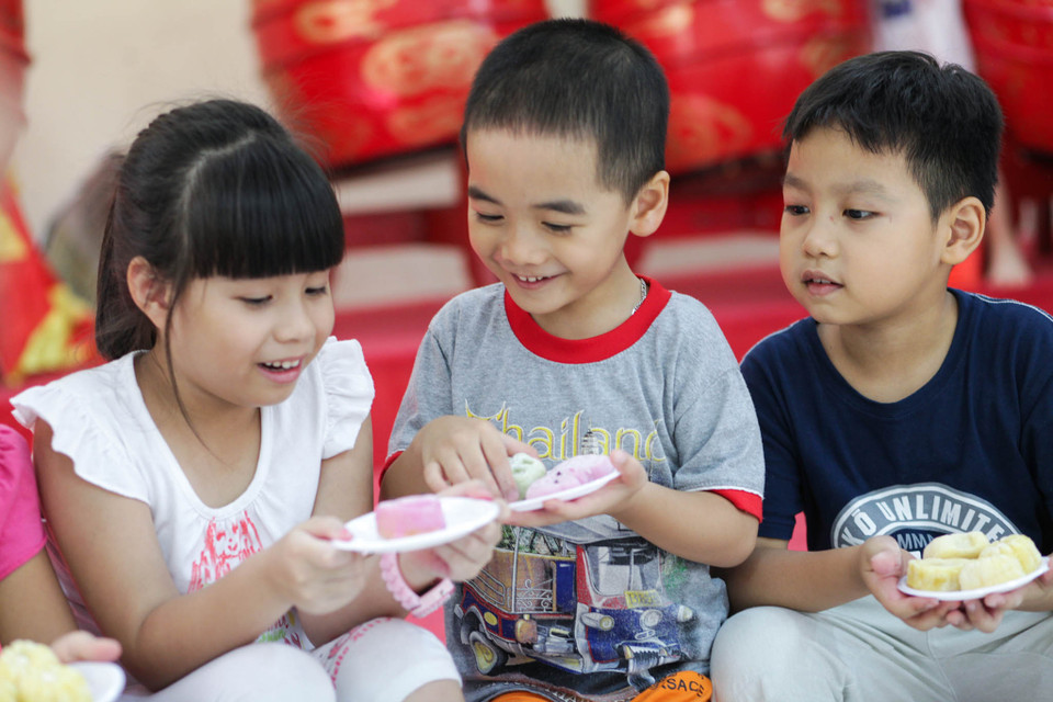 Cùng khoe cho nhau những chiếc bánh độc đáo do chính tay mình làm. (Ảnh: Minh Sơn/Vietnam+)