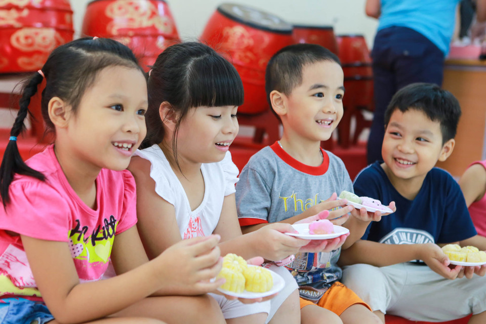 Không những thế lại còn được ăn sản phẩm do chính tay mình làm ra. (Ảnh: Minh Sơn/Vietnam+)