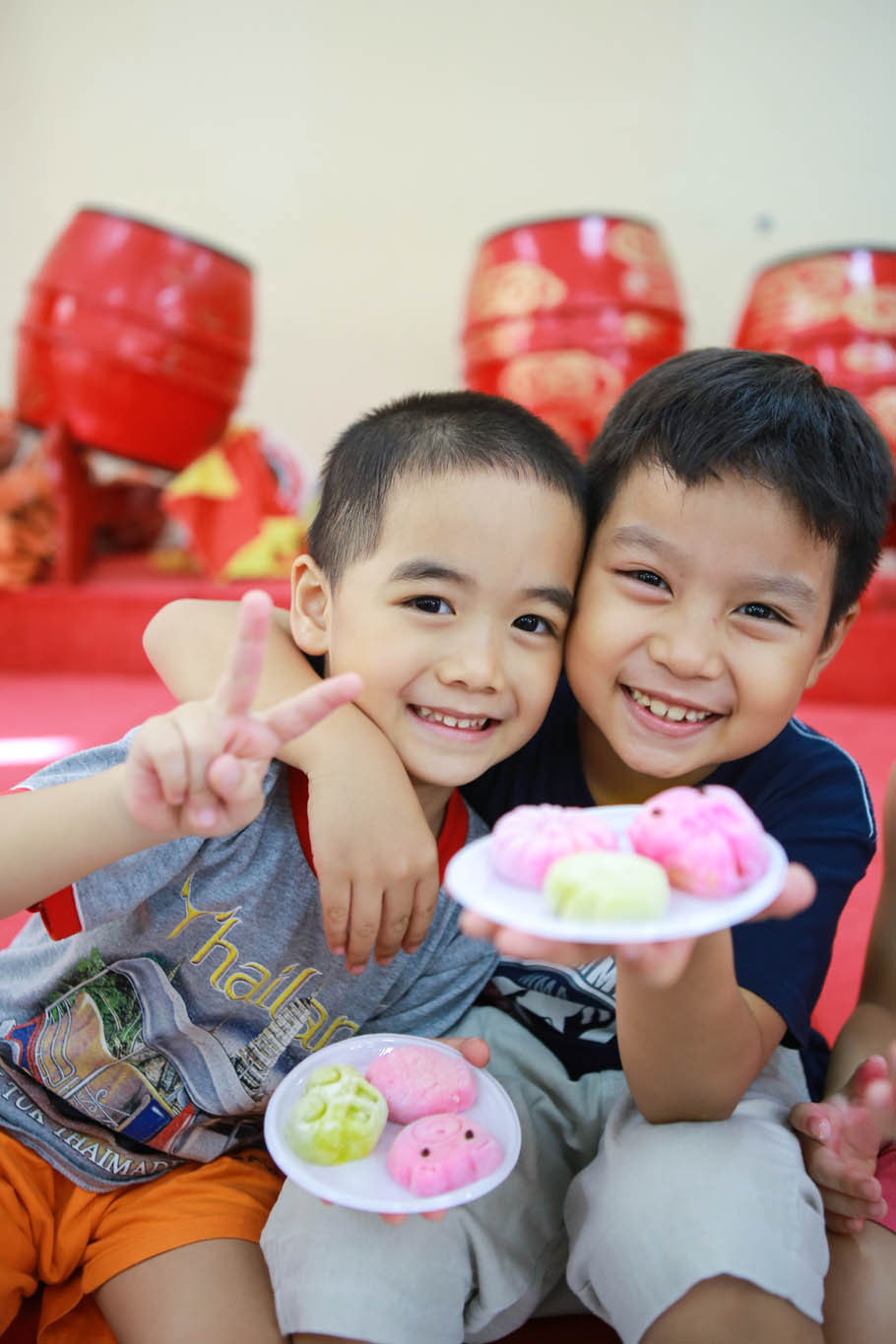 Qua tiết học làm bánh Trung thu này, hẳn là các cô bé cậu bé sẽ rất thích thú khi có được một cơ hội trải nghiệm đầy thú vị trong cuộc đời. (Ảnh: Minh Sơn/Vietnam+)