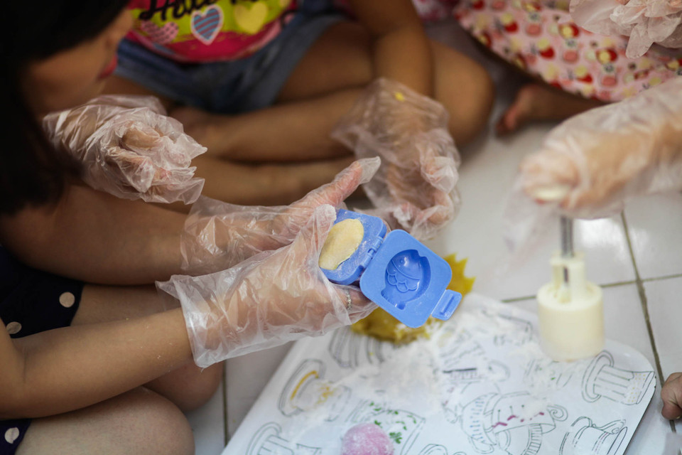 Bé nào thích con vật gì thì sẽ tự lấy khuôn hình con vật ấy để tạo hình. (Ảnh: Minh Sơn/Vietnam+)