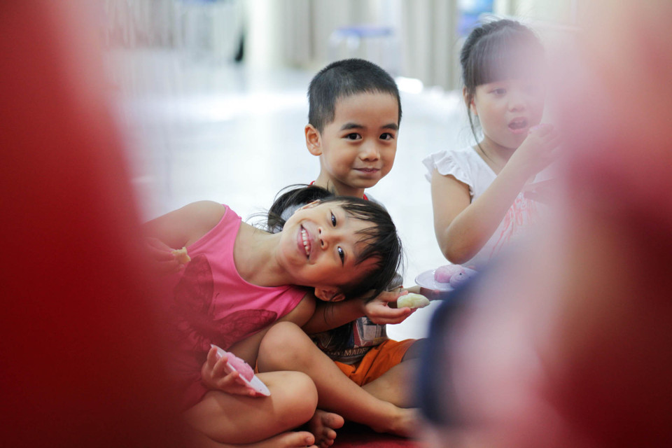 Để bé vừa chơi, vừa học và hiểu thêm những giá trị văn hóa Trung thu truyền thống qua hoạt động làm bánh Trung thu cũng là một buổi sinh hoạt ngoại khóa thú vị và ý nghĩa mà các bậc cha mẹ, nhà trường có thể tổ chức cho các con trong dịp Trung thu này. (Ảnh: Minh Sơn/Vietnam+)