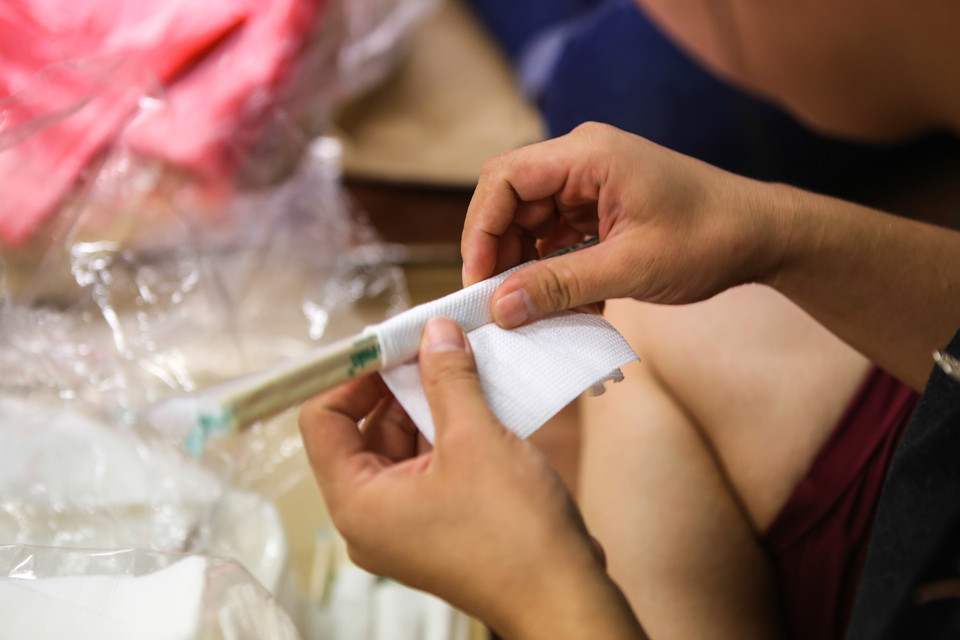 Mỗi suất cơm được gói ghém cẩn thận một đôi đũa và một chiếc khăn giấy. (Ảnh: Minh Sơn/Vietnam+)