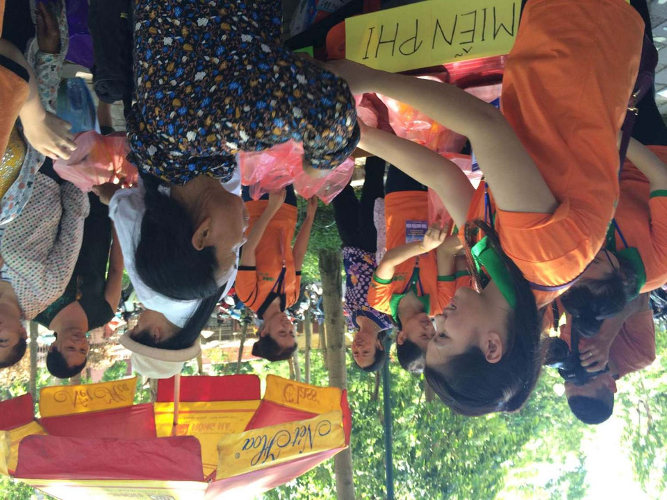 10 giờ 30 sáng, khi những thí sinh đầu tiên ra khỏi phòng thi, các tình nguyện viên sẽ phát cơm cho những phụ huynh đã đăng kí trước đó. (Ảnh: Minh Sơn/Vietnam+)