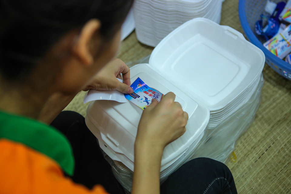 Những hộp cơm được dán giấy và bảo quản cẩn thận trước khi phân chia về các điểm thi. (Ảnh: Minh Sơn/Vietnam+)