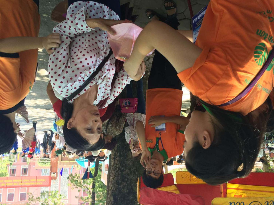 Một phụ huynh xúc động khi nhận được một phần cơm miễn phí của chương trình ‘Cơm 5 nghìn’. (Ảnh: Minh Sơn/Vietnam+)