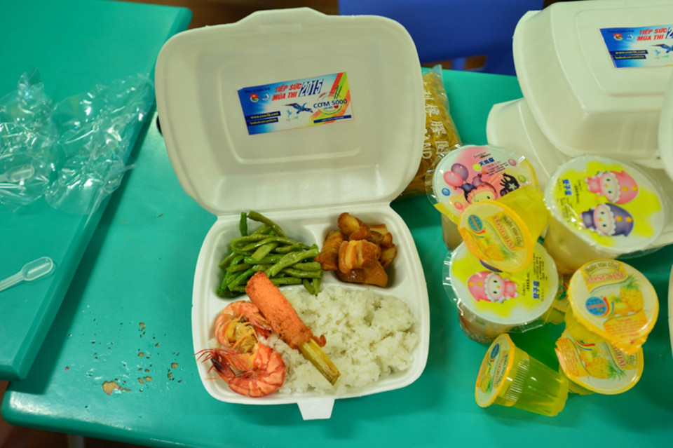 Cận cảnh một suất cơm miễn phí cho các sĩ tử. (Ảnh: Minh Sơn/Vietnam+)