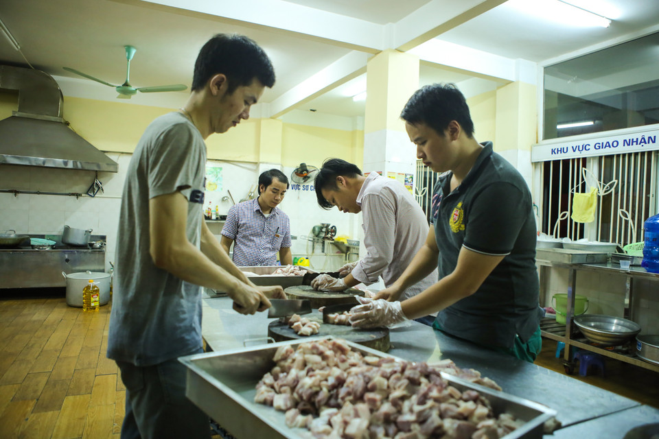 Đêm ngày 30/6, các thành viên đã cùng tập kết tại một trường mầm non để thực hiện các bước sơ chế đầu tiên. (Ảnh: Minh Sơn/Vietnam+)