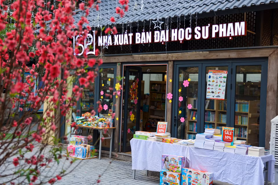 Các nhà xuất bản, công ty sách đều thiết kế những gian hàng đẹp, tổ chức nhiều hoạt động khuyến mại, tặng sách để phục vụ công chúng. (Ảnh: Minh Sơn/Vietnam+)