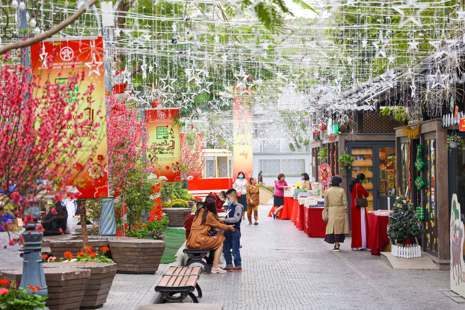 Suốt 6 năm qua, cứ sớm mùng 3 Tết Nguyên đán, người dân Thủ đô và du khách đã có thói quen đến Phố sách để tìm cho mình một cuốn sách mới, hoà vào không gian tri thức ngập tràn. (Ảnh: Minh Sơn/Vietnam+)