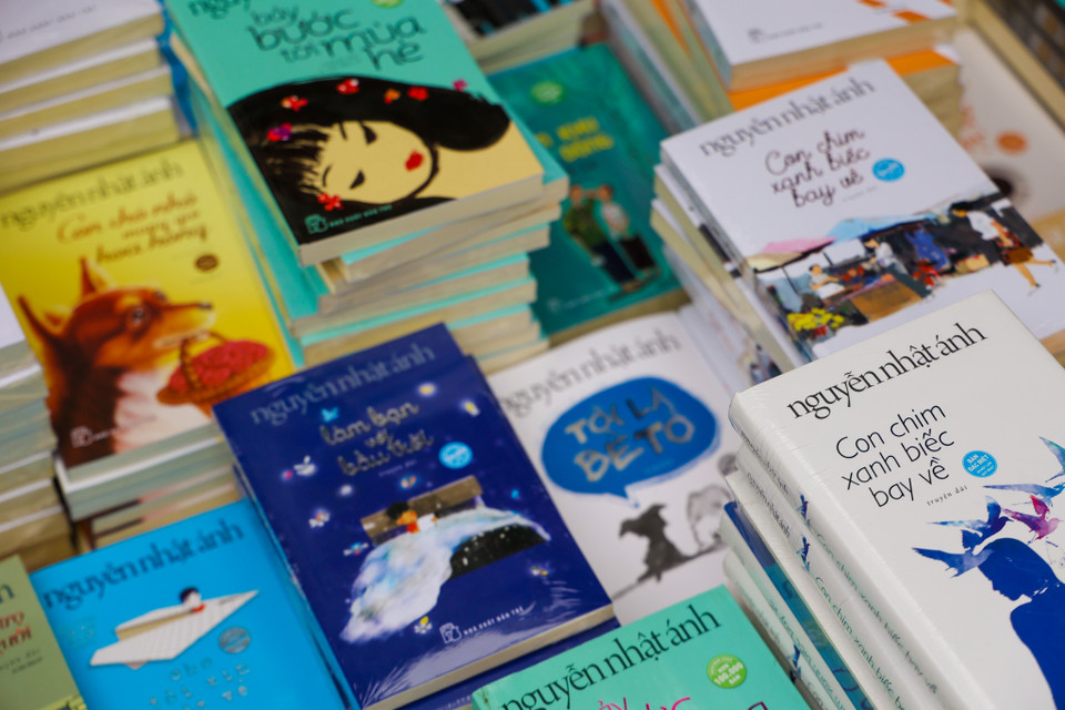 Với 16 gian hàng, các đơn vị xuất bản, nhà sách tại Phố sách Hà Nội mang đến hàng chục nghìn cuốn sách mới, đậm nét văn hóa truyền thống và giàu tri thức để giới thiệu với bạn đọc dịp này. (Ảnh: Minh Sơn/Vietnam+)