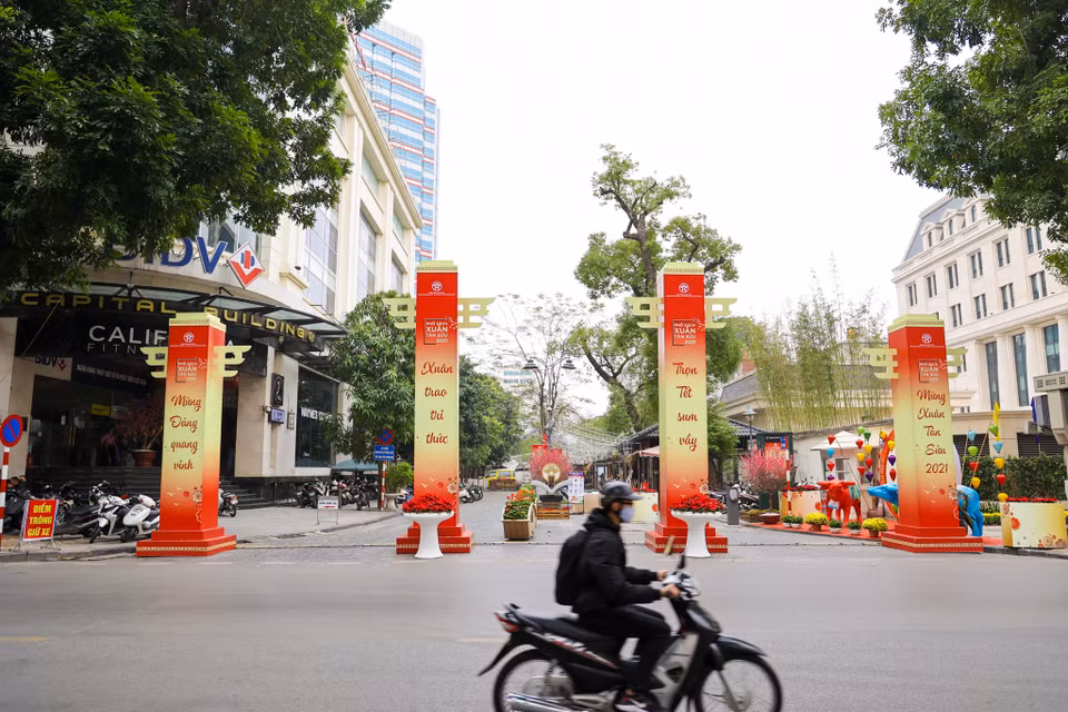 'Phố Sách xuân Tân Sửu 2021' đã được tổ chức tại phố 19-12 (phường Trần Hưng Đạo, quận Hoàn Kiếm) vào dịp mùng 3 Tết Nguyên đán. (Ảnh: Minh Sơn/Vietnam+)