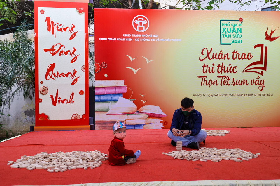 Phố Sách xuân Tân Sửu còn có rất nhiều hoạt động văn hoá hấp dẫn như: Viết chữ thư pháp, nặn tò he, trò chơi dân gian cho thiếu nhi…(Ảnh: Minh Sơn/Vietnam+)