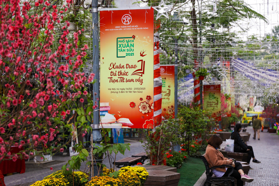 Phố Sách xuân được trang hoàng rực rỡ, mang đậm không khí Tết cổ truyền. (Ảnh: Minh Sơn/Vietnam+)