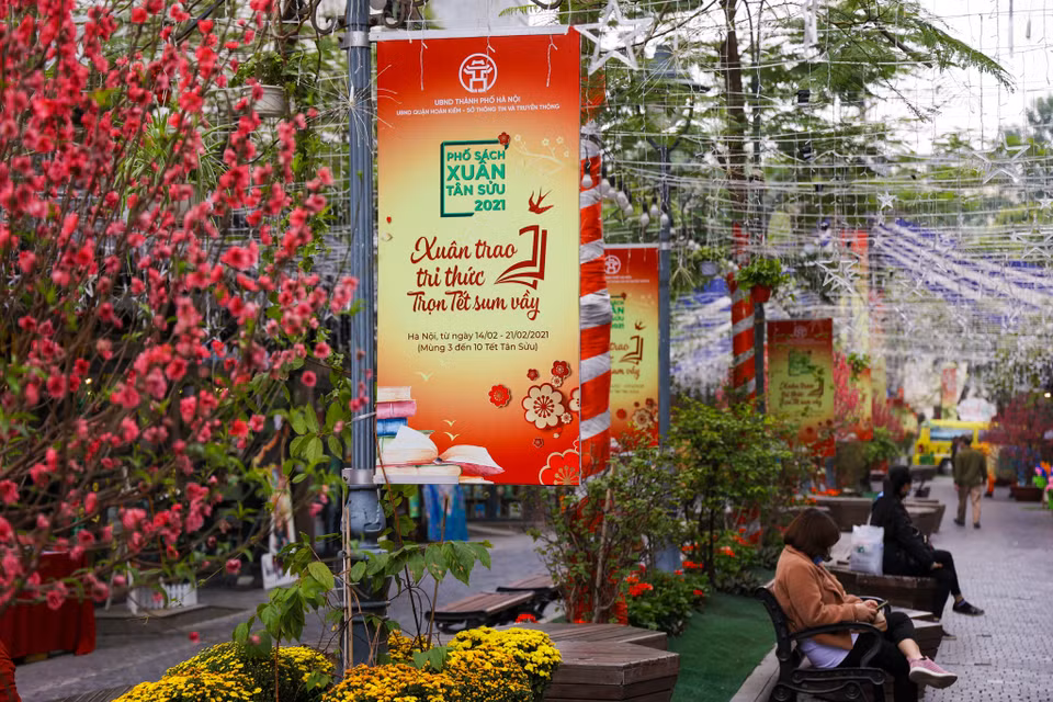 Phố Sách xuân được trang hoàng rực rỡ, mang đậm không khí Tết cổ truyền. (Ảnh: Minh Sơn/Vietnam+)