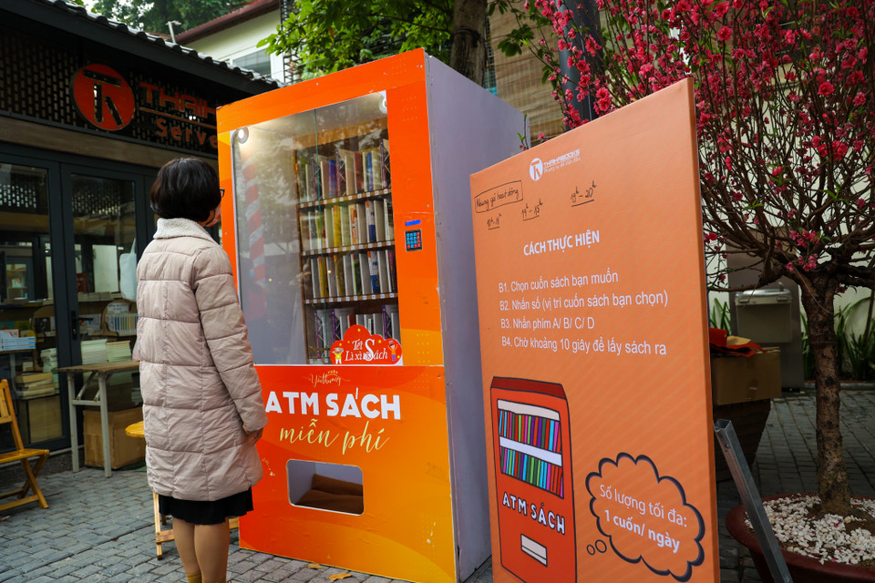 Một điểm nhấn thú vị tại đây khi người dân có thể nhận sách miễn phí qua cây 'ATM sách'. Mỗi người sẽ được lựa chọn 1 cuốn sách bất kì và sau đó lưu lại thông tin họ tên, số điện thoại, địa chỉ và tên cuốn sách mà mình nhận. (Ảnh: Minh Sơn/Vietnam+)