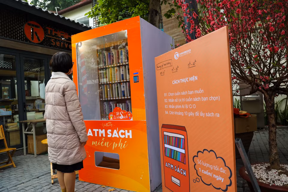 Một điểm nhấn thú vị tại đây khi người dân có thể nhận sách miễn phí qua cây 'ATM sách'. Mỗi người sẽ được lựa chọn 1 cuốn sách bất kì và sau đó lưu lại thông tin họ tên, số điện thoại, địa chỉ và tên cuốn sách mà mình nhận. (Ảnh: Minh Sơn/Vietnam+)