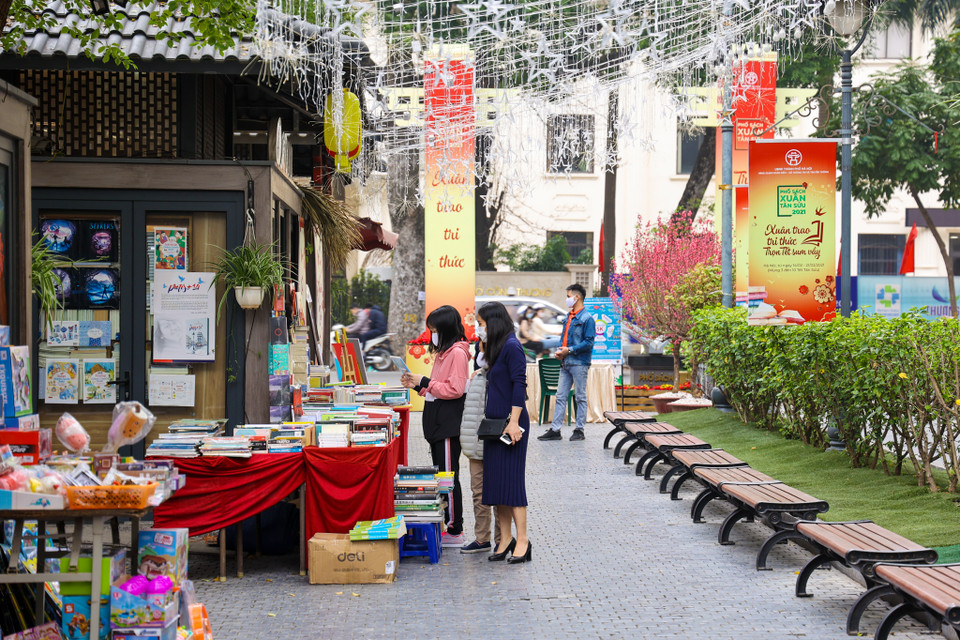 Với hình ảnh trang trí đẹp, ấn tượng, mang đậm không khí Tết cổ truyền dân tộc; Phố Sách xuân Tân Sửu 2021 tiếp tục trở thành không gian tri thức, điểm đến văn hóa yêu thích của người dân Thủ đô và du khách đến Hà Nội. (Ảnh: Minh Sơn/Vietnam+)