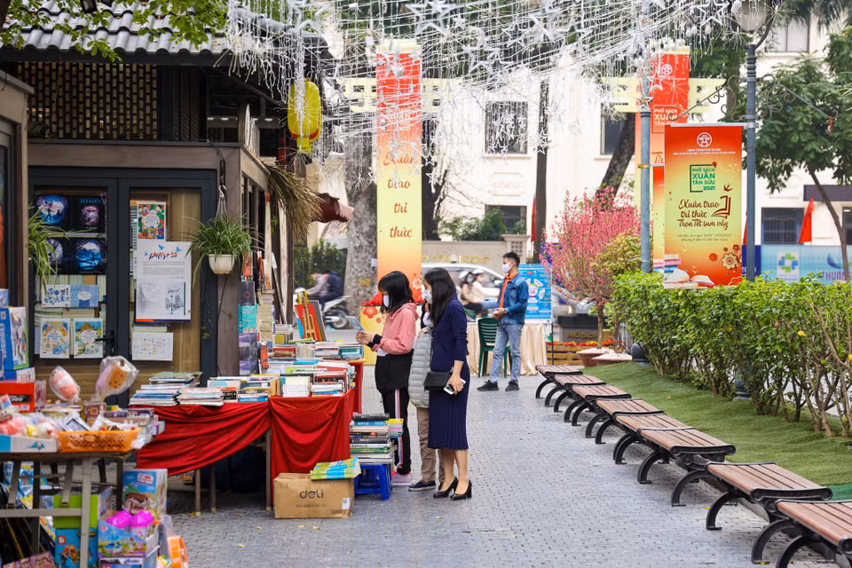 Với hình ảnh trang trí đẹp, ấn tượng, mang đậm không khí Tết cổ truyền dân tộc; Phố Sách xuân Tân Sửu 2021 tiếp tục trở thành không gian tri thức, điểm đến văn hóa yêu thích của người dân Thủ đô và du khách đến Hà Nội. (Ảnh: Minh Sơn/Vietnam+)