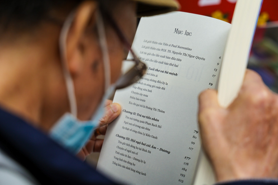 Dù ảnh hưởng bởi dịch, song với tình yêu sách, người dân và du khách vẫn duy trì nét đẹp văn hóa ngày Xuân của Hà Nội. (Ảnh: Minh Sơn/Vietnam+)