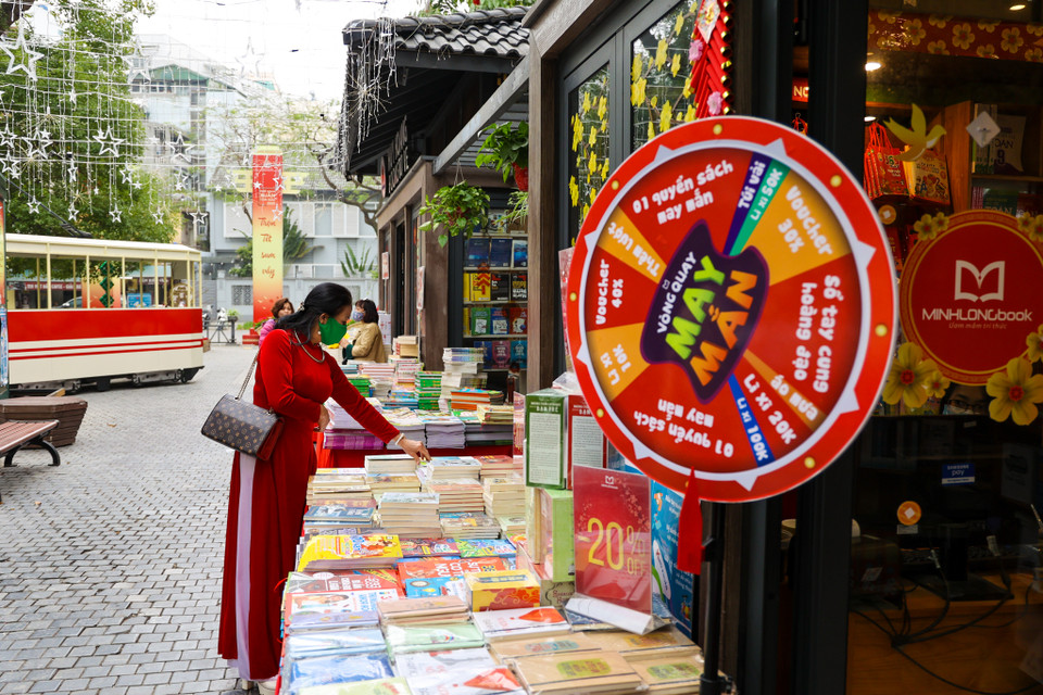 Một số nhà xuất bản thực hiện chương trình quay số may mắn cho các khách tham quan. (Ảnh: Minh Sơn/Vietnam+)