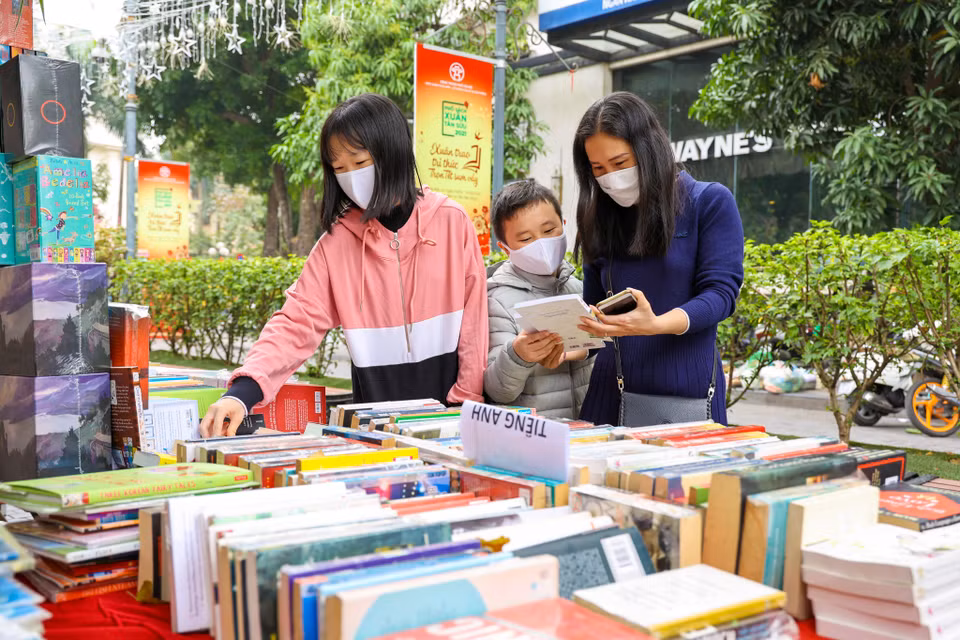 Các cuốn sách được trình bày đẹp và dễ dàng thu hút sự chú ý của độc giả. (Ảnh: Minh Sơn/Vietnam+)