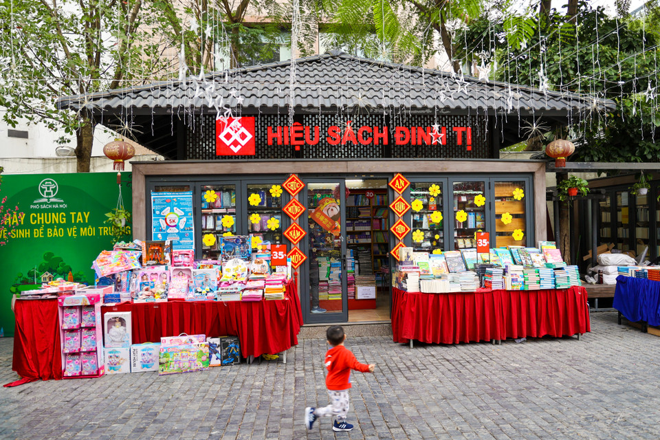 Không gian trang trí đầy sắc Xuân tại một hiệu sách. (Ảnh: Minh Sơn/Vietnam+)