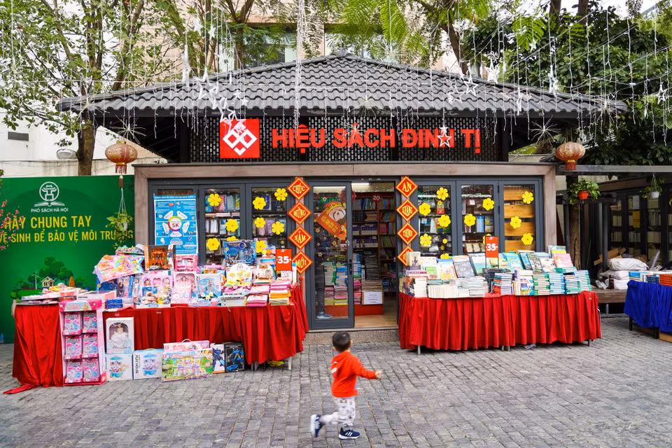 Không gian trang trí đầy sắc Xuân tại một hiệu sách. (Ảnh: Minh Sơn/Vietnam+)