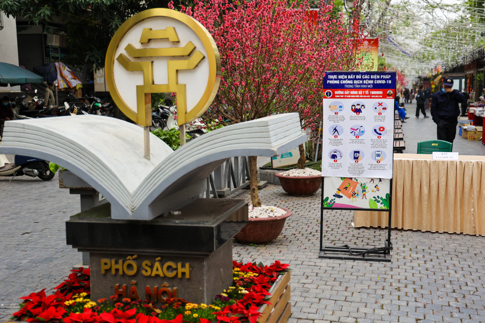 Ban Tổ chức cũng nghiêm túc triển khai các biện pháp phòng, chống dịch và khuyến cáo người dân luôn đeo khẩu trang, thường xuyên xịt nước sát khuẩn, giữ khoảng cách theo quy định. (Ảnh: Minh Sơn/Vietnam+)