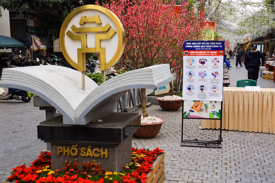 Ban Tổ chức cũng nghiêm túc triển khai các biện pháp phòng, chống dịch và khuyến cáo người dân luôn đeo khẩu trang, thường xuyên xịt nước sát khuẩn, giữ khoảng cách theo quy định. (Ảnh: Minh Sơn/Vietnam+)