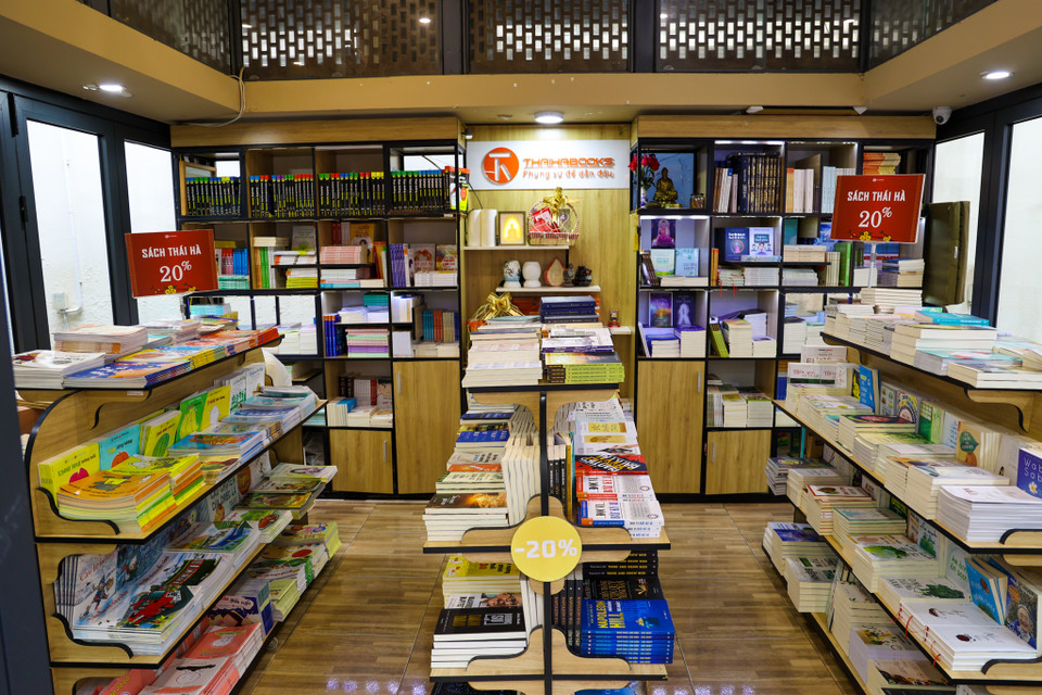 Các gian hàng liên tục giảm giá sách trong dịp này để kích thích nhu cầu mua sắm của độc giả. (Ảnh: Minh Sơn/Vietnam+)