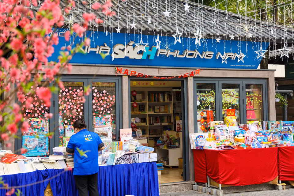 Các gian hàng của Phố Sách được trang hoàng rực rỡ, đậm sắc Xuân. (Ảnh: Minh Sơn/Vietnam+)
