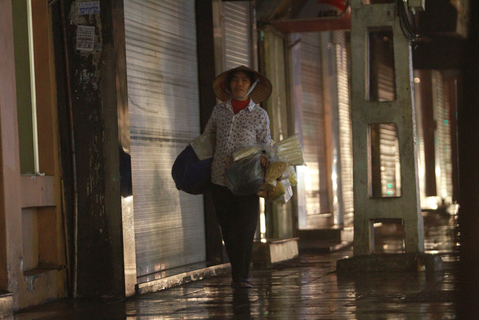 Đêm Hà Nội, hàng ngàn kiếp người đang lặng lẽ đi kiếm tìm những đồng tiền ít ỏi cho niềm hạnh phúc của chính mình và đứa con ở những vùng quê xa xôi. (Ảnh: Minh Sơn/Vietnam+)