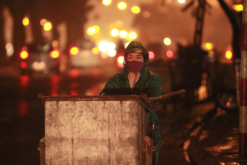 Hòa cùng nhịp sống về đêm với những người lao động nghèo. (Ảnh: Minh Sơn/Vietnam+)