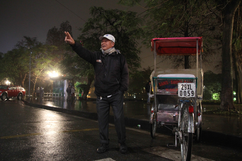 Bác xích lô già liên tục mời chào khách đi. (Ảnh: Minh Sơn/Vietnam+)
