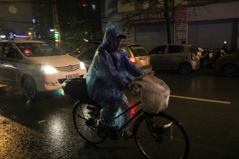 Những tiếng rao bánh khúc vẫn văng vẳng trên đường. (Ảnh: Minh Sơn/Vietnam+)